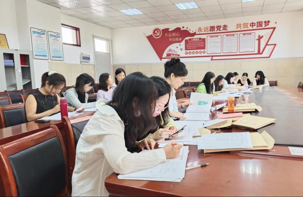 会议由教学副院长张凡主持